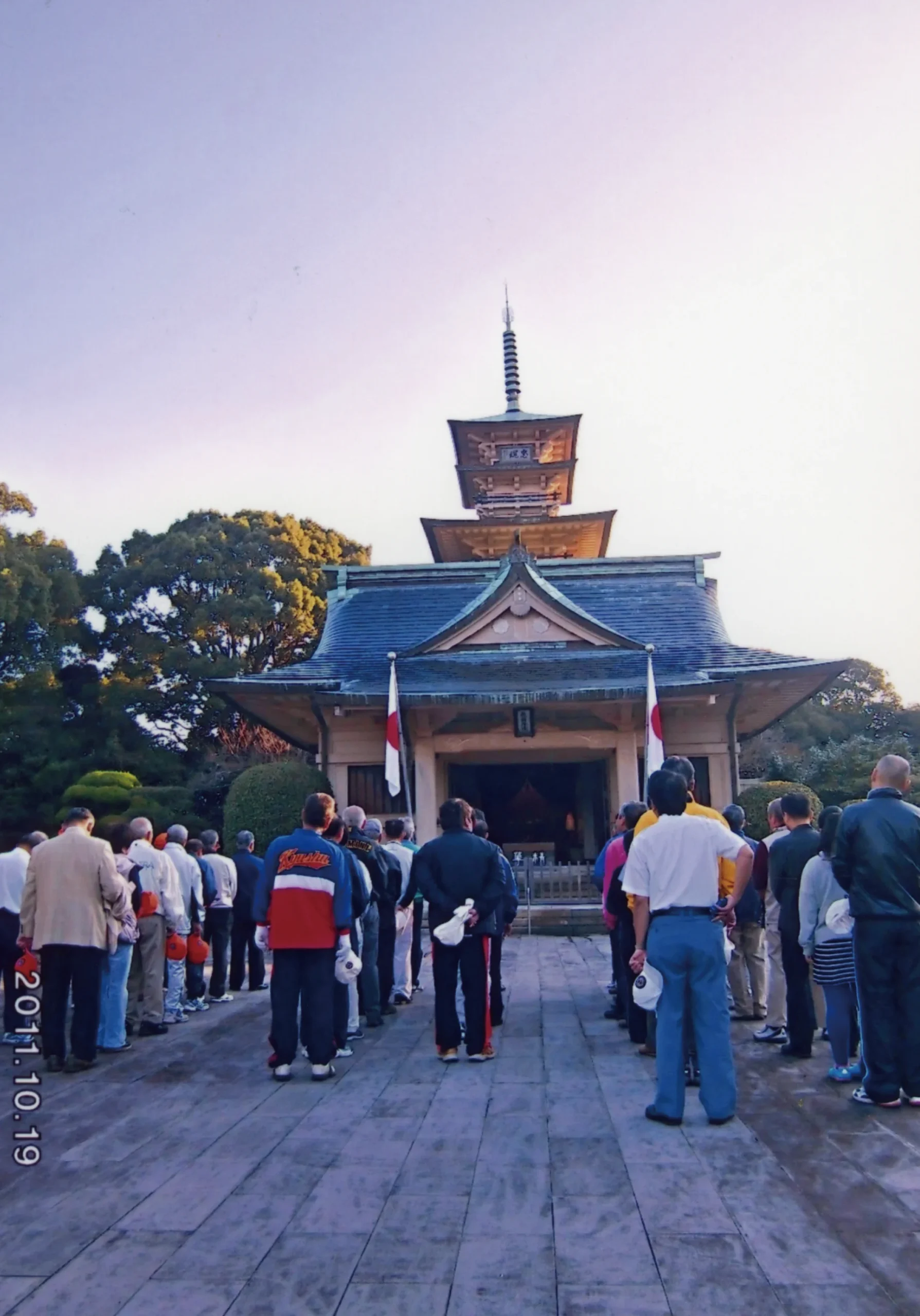 早朝忠霊塔清掃活動